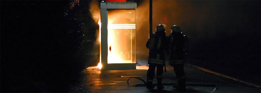 Bild: Brennendes Wartehäuschen am Bahnhof in Dirmingen