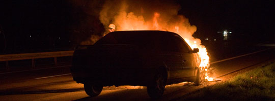 Bild: Brennendes Fahrzeug auf der Autobahn A1