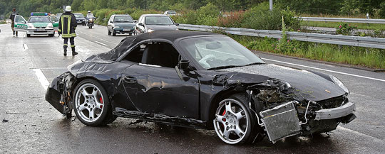 Bild: Verkehrsunfall auf der Autobahn: Porsche kracht in Leitplanke
