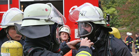 Bild: Verkehrsunfall und Schulbrand gemeistert - Gelungene Jahreshauptübung der Feuerwehr