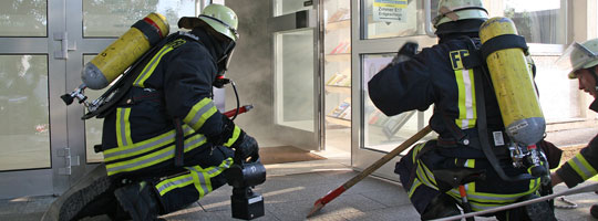 Bild: Feuerwehr löscht Brand im Rathaus - Gemeinsame Übung der Löschbezirke Wiesbach und Eppelborn