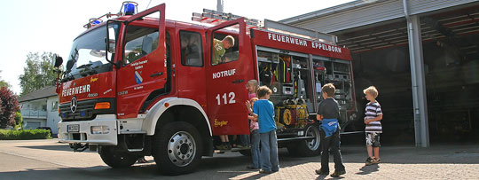 Bild: Feuerwehr zu Gast in der Schule - Grundschüler lernten das richtige Verhalten im Brandfall