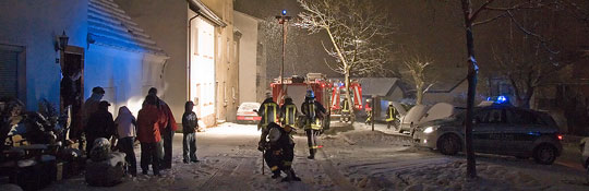 Bild: Einsatz im dichten Schneetreiben - Feuerwehr muss zu Zimmerbrand ausrücken