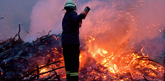 Bild: Haufen mit Grünschnittabfällen brannte in Humes