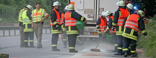 Bild: Lastzug verlor Motoröl auf der Autobahn - Feuerwehreinsatz nach Motorschaden