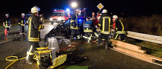 Bild: Feuerwehr musste eingeklemmten Fahrer nach Verkehrsunfall befreien