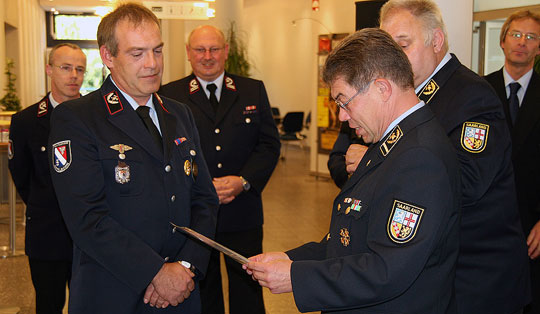 Bild: Bürgermeister Fritz-Hermann Lutz dankte der Freiwilligen Feuerwehr