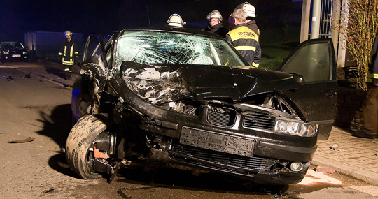 Bild: Zusammenstoß mit geparktem Fahrzeug: Zwei Verletzte nach Verkehrsunfall in der Weihereckstraße