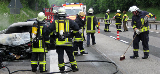 Bild: Fahrzeug geht nach Auffahrunfall auf der Autobahn in Flammen auf