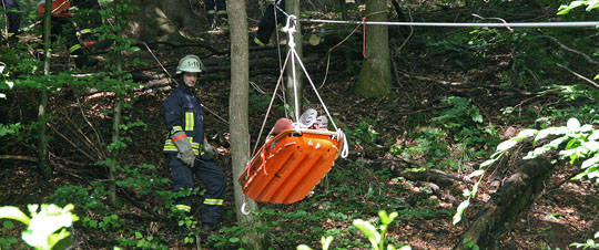 Bild: Verletzter Arbeiter mit Seilbahn aus Wald gerettet