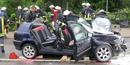 Bild: Feuerwehr musste Rentnerin nach Verkehrsunfall aus ihrem Fahrzeug befreien