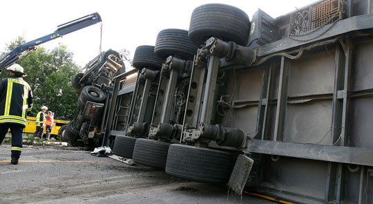 Bild: Umgestürzter Sattelzug blockierte Autobahn bei Eppelborn