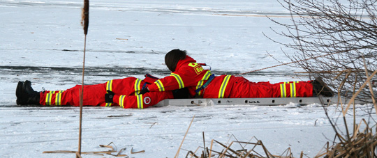Bild: Gefährliches Eis - Feuerwehr und DLRG übten Eisrettung