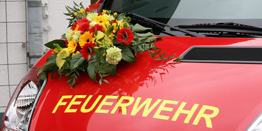Bild: Zwei neue Fahrzeuge an den Löschbezirk Habach übergeben