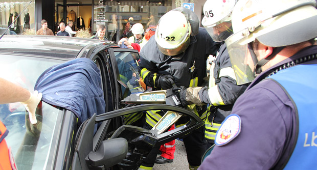 Bild: Feuerwehr musste Fahrer nach Unfall befreien