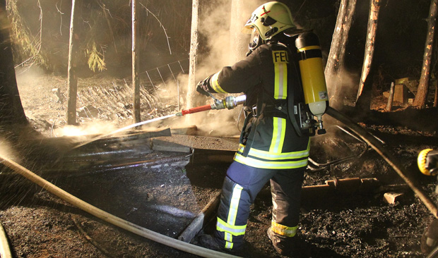 Bild: Ursache unklar: Hütte brannte in Humes komplett nieder