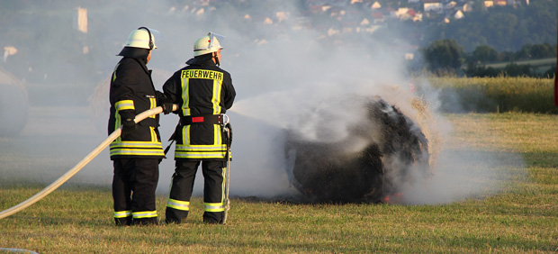 Bild: Rundballen brannten auf dem Elmersberg