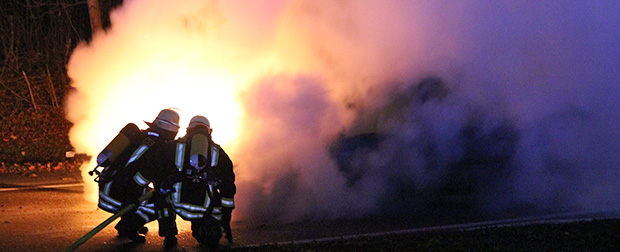 Bild: Peugeot geht auf der Autobahnabfahrt in Flammen auf