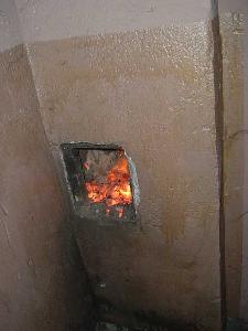 Bild: Die brennenden Glutreste im Putzschacht. Wegen der starken Rauchentwicklung musste zeitweise Atemschutz getragen werden