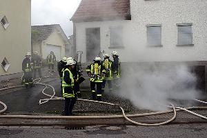 Bild: Unter realit&amp;auml;tsnahen Bedingungen &amp;uuml;bten Feuerwehrleute aus Hierscheid und Humes in der Steinackerstra&amp;szlig;e