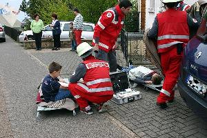 Bild: Mitglieder des DKR Humes &amp;uuml;bernahmen die Versorgung der Verletzten