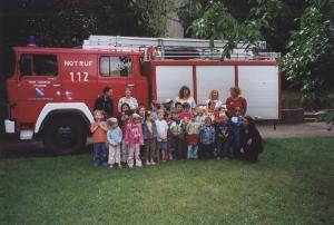 Bild: Schnupperbesuch des kath. Kindergartens bei der Feuerwehr