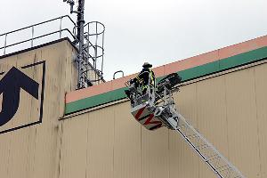 Bild: Retten einer Person vom Dach des Fettspr&amp;uuml;hturms mit der Drehleiter aus Lebach