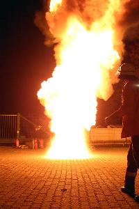 Bild: Nur ein kleiner Schluck Wasser in eine brennende Friteuse verursacht eine Fettexplosion