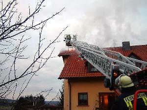 Bild: Die Flammen schlagen beim Eintreffen der Feuerwehr bereits aus dem Dach des Einfamilienhauses