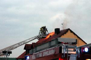Bild: Noch immer quillt Brandrauch aus dem Dach des Einfamilienhauses