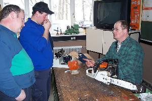 Bild: Wartung und einfache Reparatur an der S&amp;auml;ge. Unterweisung von Forstarbeitsmeister Thomas Folkers (rechts)