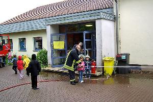 Bild: Spielerisch lernten die Kinder die Feuerwehr und ihre Ger&amp;auml;te kennen