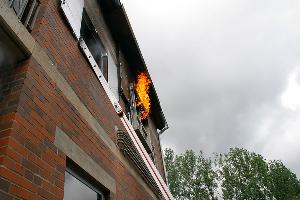 Bild: Simulation eines K&amp;uuml;chenbrandes: Die Flammen schlagen aus dem Fenster im Obergeschoss