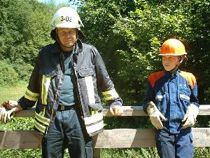 Bild: Eine kleine Pause nach der &amp;Uuml;bung. Feuerwehrmann Andreas Bodo und Jugendwehrmann David Spindler