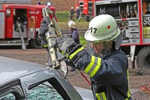 Bild: Schnitt mit der Rettungsschere in die hintere Fahrzeugs&amp;auml;ule, um das Dach zur Rettung der eingeklemmten Person abnehmen zu k&amp;ouml;nnen