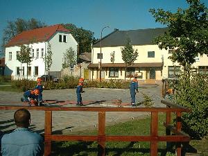 Bild: Die Jugendfeuerwehr aus Nehesdorf zeigt den Besuchern einen L&amp;ouml;schangriff auf ein brennendes H&amp;auml;uschen.