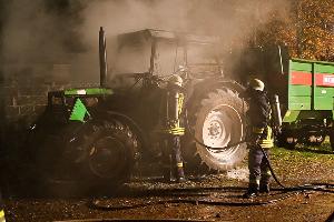 Bild: Der Traktor brannte haupts&amp;auml;chlich im Bereich der Fahrerkabine. Ein &amp;Uuml;bergreifen auf den Anh&amp;auml;nger konnte verhindert werden