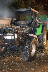 Bild: An dem Traktor entstand durch den Brand erheblicher Sachschaden