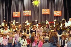 Bild: Ein Chor der Kindergartenkinder sang zum Beginn des Benefizkonzertes ein Fr&amp;uuml;hlingslied (Foto: Saaravanka)
