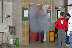 Bild: Mit Rauch aus der Nebelmaschine lernten die Grundsch&amp;uuml;ler, wie man sich richtig bei Rauch verh&amp;auml;lt