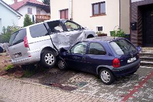 Bild: Die Fahrerin dieses Opel Corsa verlor in der Ortsdurchfahrt von Humes die Kontrolle &amp;uuml;ber ihr Fahrzeug und prallte in einen abgestellten Mini-Van (Foto: Anwohner)