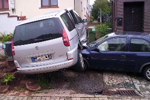Bild: Bis zur Frontscheibe steckte der Opel unter dem anderen Fahrzeug (Foto: Anwohner)