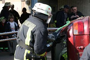 Bild: Einsatz der Rettungsschere zum Abtrennen des Fahrzeugdachs