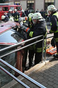 Bild: Mit der Rettungsschere wird das Fahrzeugdach abgetrennt