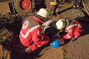 Bild: Helfer des Deutschen Roten Kreuzes bei der Erstversorung eines Verletzten