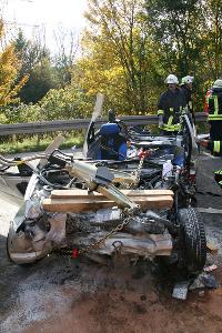 Bild: Einsatz des Rettungsspreizers bei einem Verkehrsunfall
