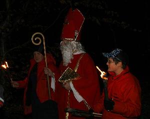 Bild: Der Nikolaus geleitet durch die Jugendfeuerwehr