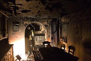Bild: Blick vom Esszimmer in die K&amp;uuml;che. Durch den Brand entstand erheblicher Sachschaden
