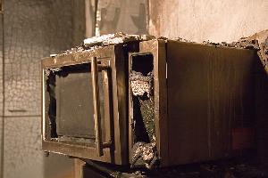 Bild: Durch die Hitze wurde diese Mikrowelle zerst&amp;ouml;rt