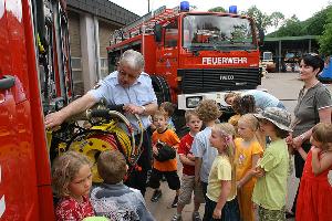Bild: L&amp;ouml;schbezirksf&amp;uuml;hrer Felix Becker zeigte den Kindern die Feuerwehrfahrzeuge